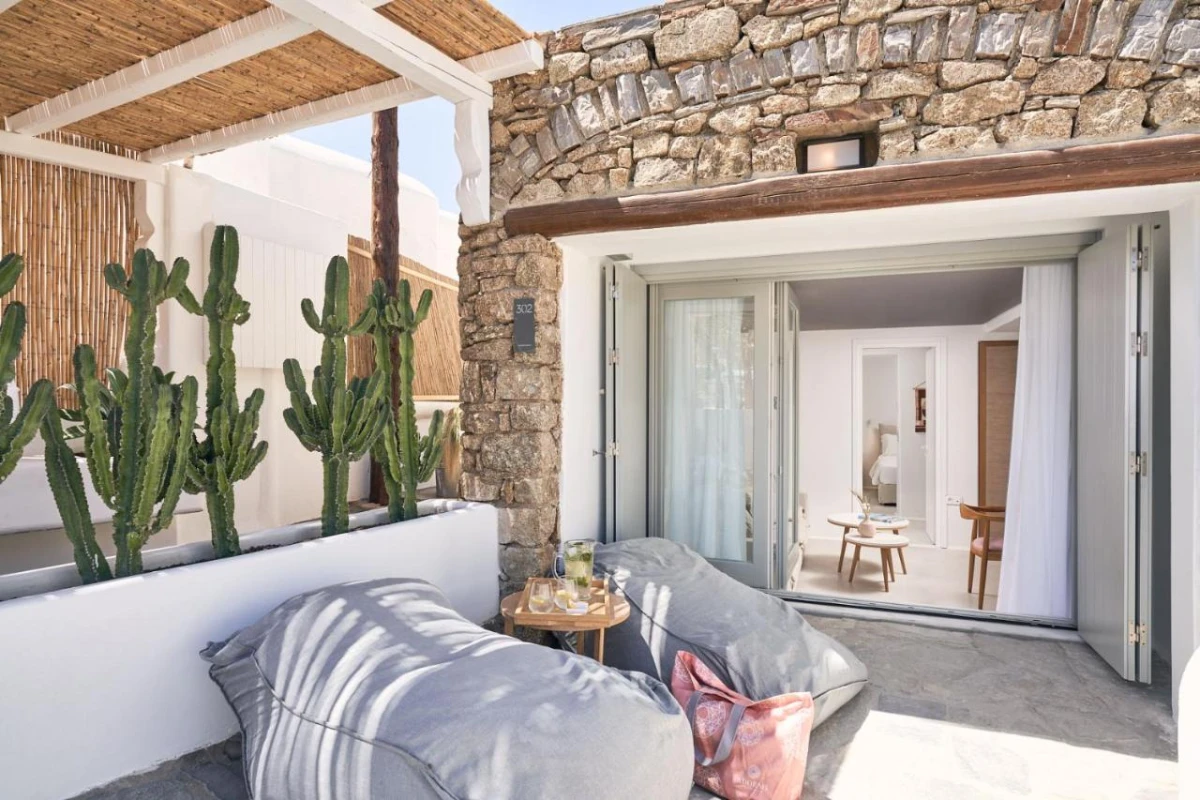 Adorno Beach Hotel & Suites