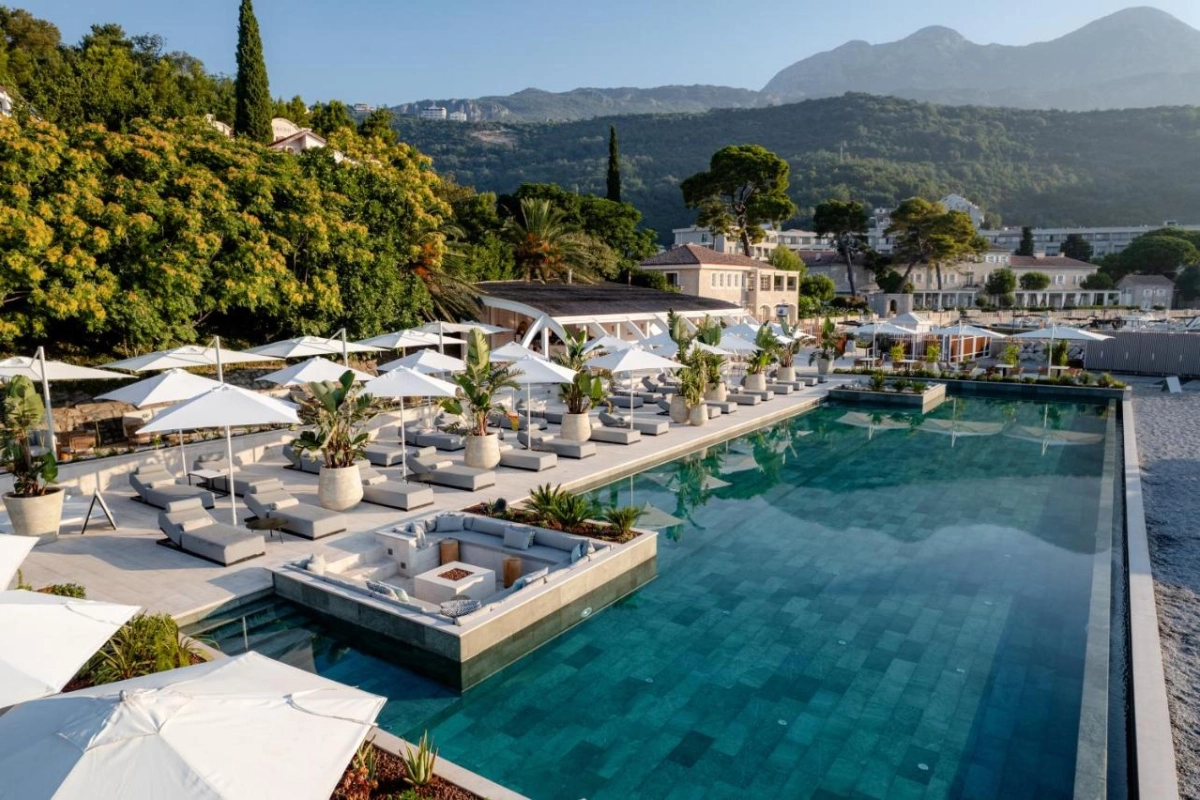Lazure Hotel & Marina