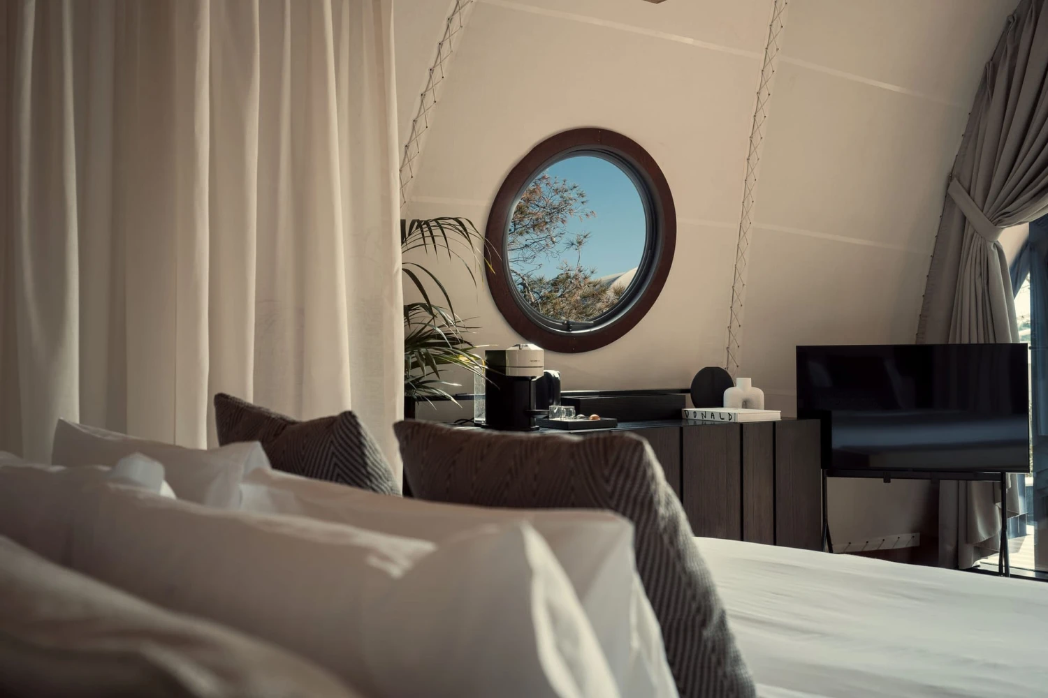 91 Athens Riviera, The Resort