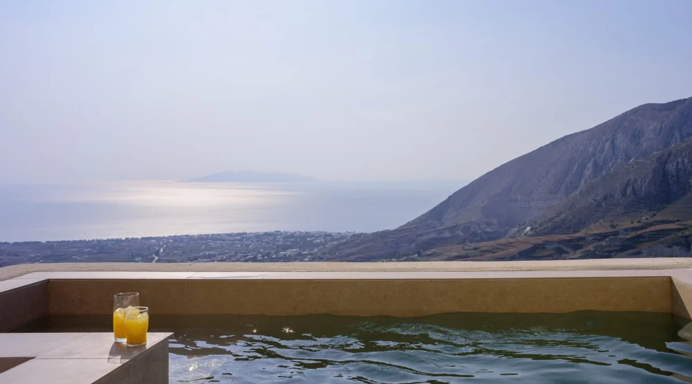Superior Suite with Heated Jacuzzi and Sea View at Elessa Hotel