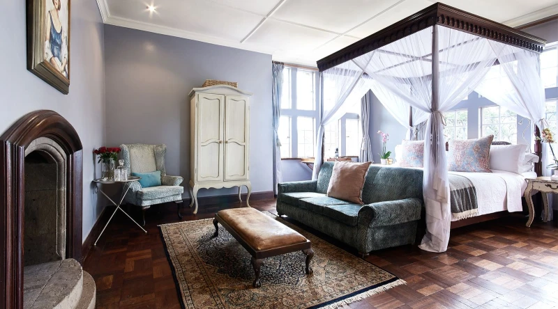 Betty Superior Room - Historic Manor at Giraffe Manor