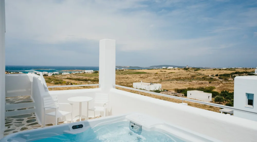 Family Room with Jetted Tub and Sea View at Mr & Mrs White Paros