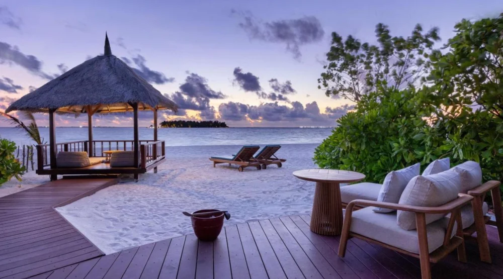Beachfront Sunset View Pool Villa at Banyan Tree Vabbinfaru