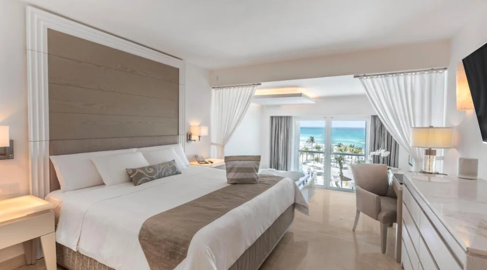 Royale Honeymoon Suite Oceanfront - King Size Bed at Le Blanc Spa Resort