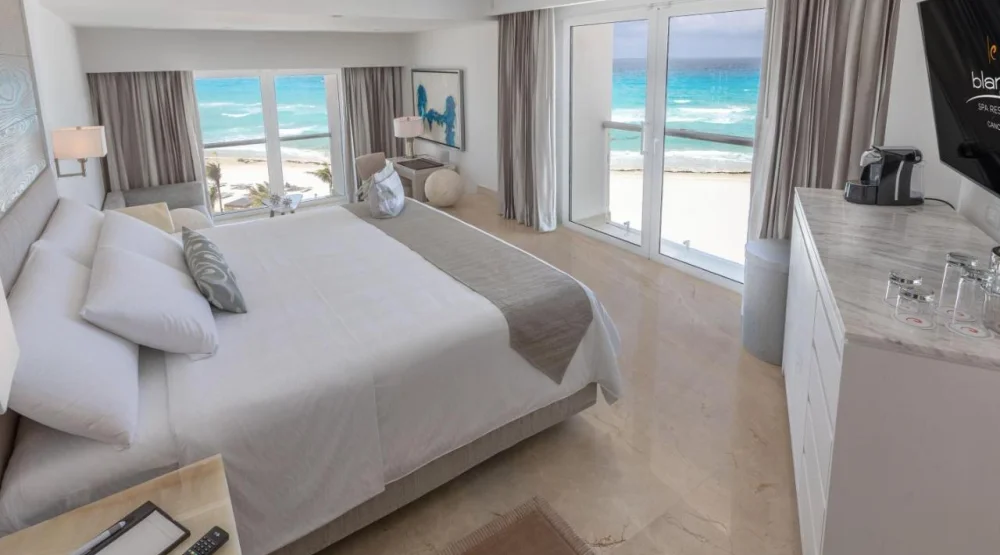 Royale Junior Suite Ocean View - King Size  Bed at Le Blanc Spa Resort