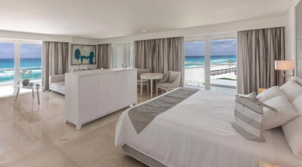 Royale Governor Suite Ocean Front - King Size Bed at Le Blanc Spa Resort