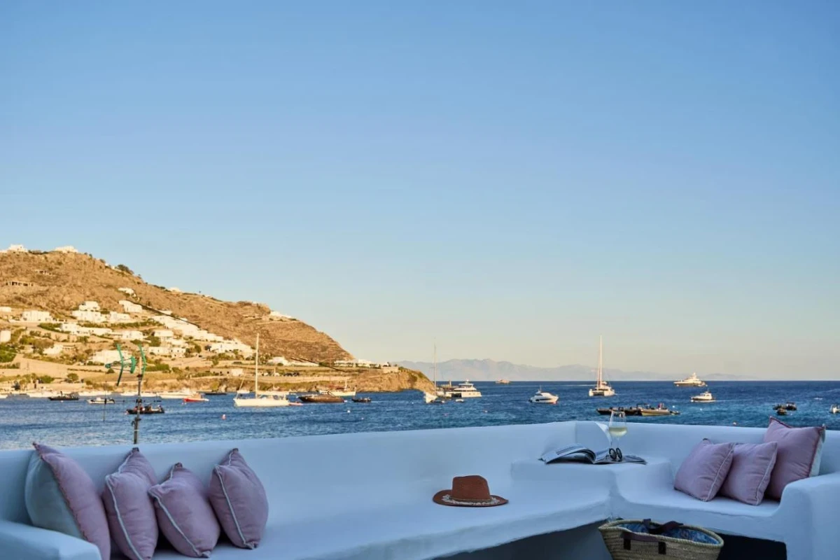 Adorno Beach Hotel & Suites