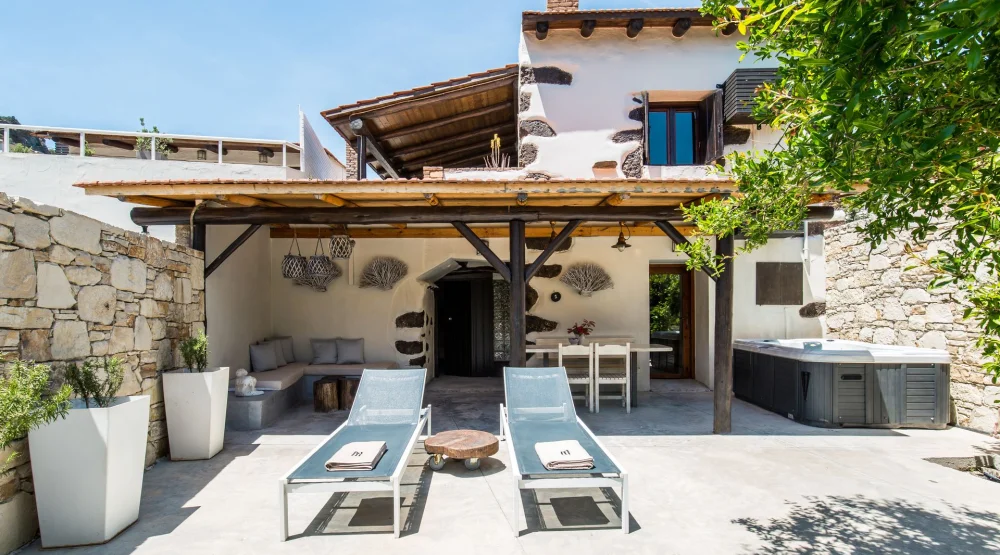 Deluxe Suite with Private Yard & Hot Tub at Monastery Estate Retreat