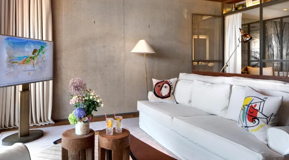 Suite with Pool View at Hotel Lily of the Valley