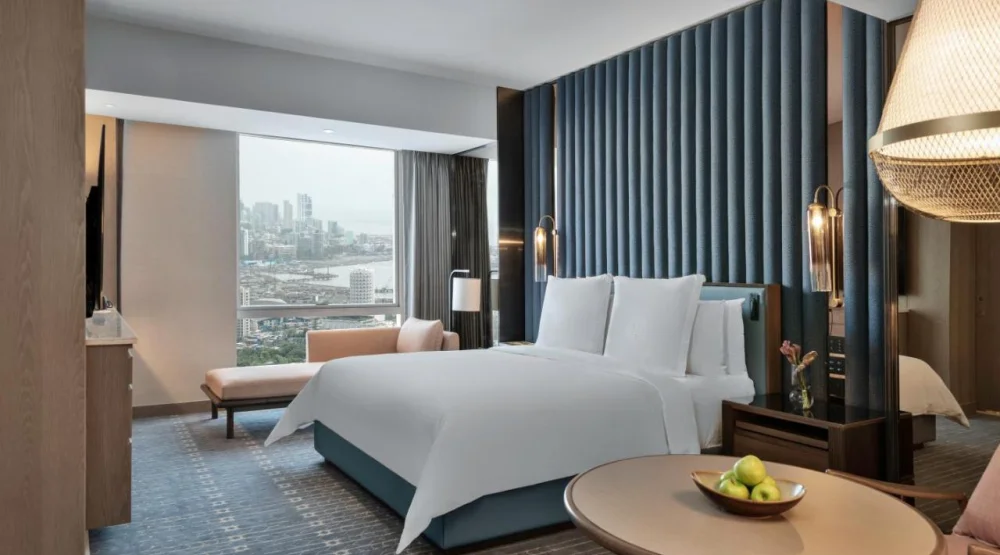 Deluxe King Room with Sea View at Four Seasons Hotel Mumbai