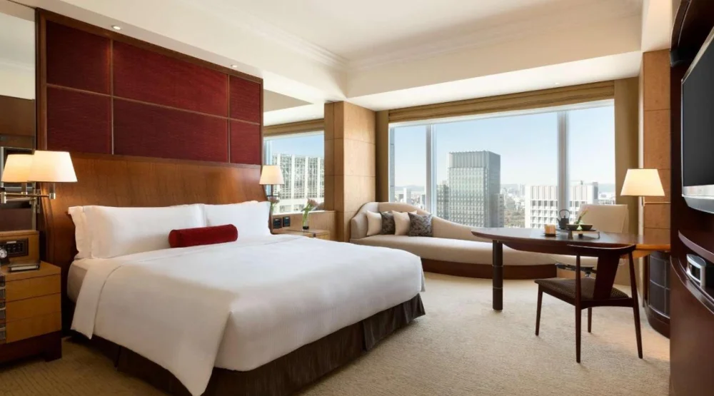 Horizon Club Deluxe Imperial Garden View King Room at Shangri-La Tokyo