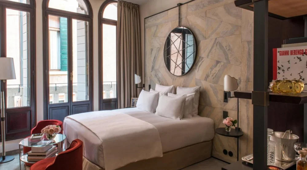 Deluxe Room at Nolinski Venezia, Evok Collection