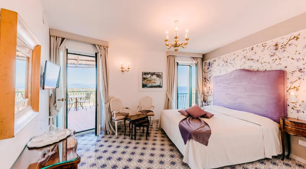 Romantic Suite with Terrace & Sea View at Palazzo Pascal