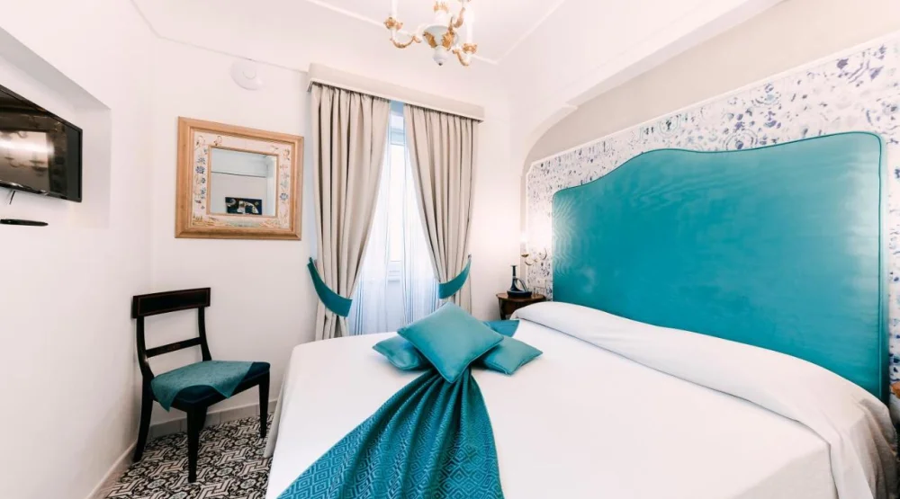Prestige Suite with Terrace & Sea View at Palazzo Pascal