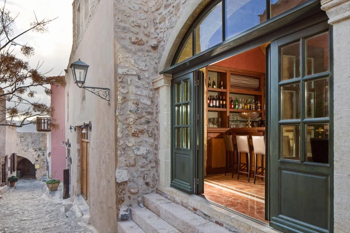 Moni Emvasis Luxury Suites