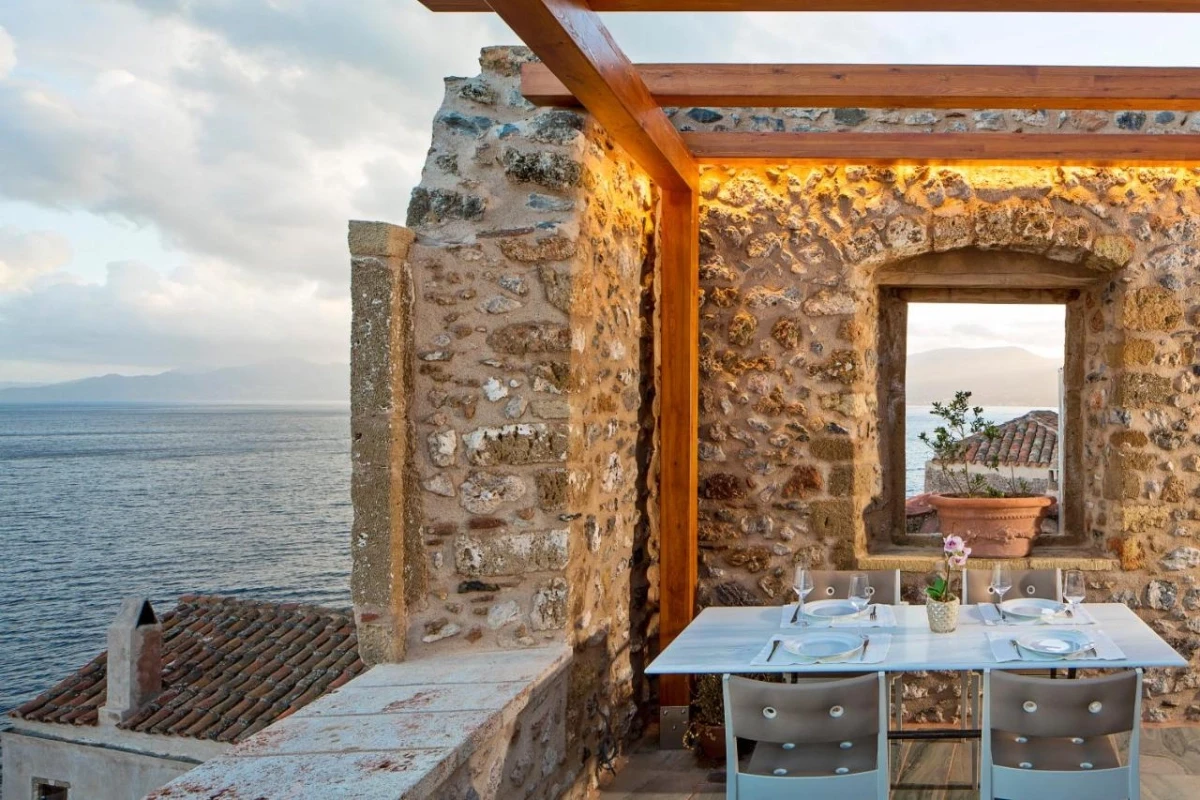 Moni Emvasis Luxury Suites