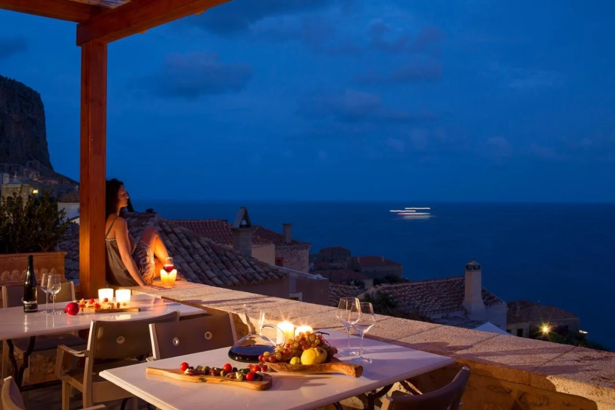 Moni Emvasis Luxury Suites