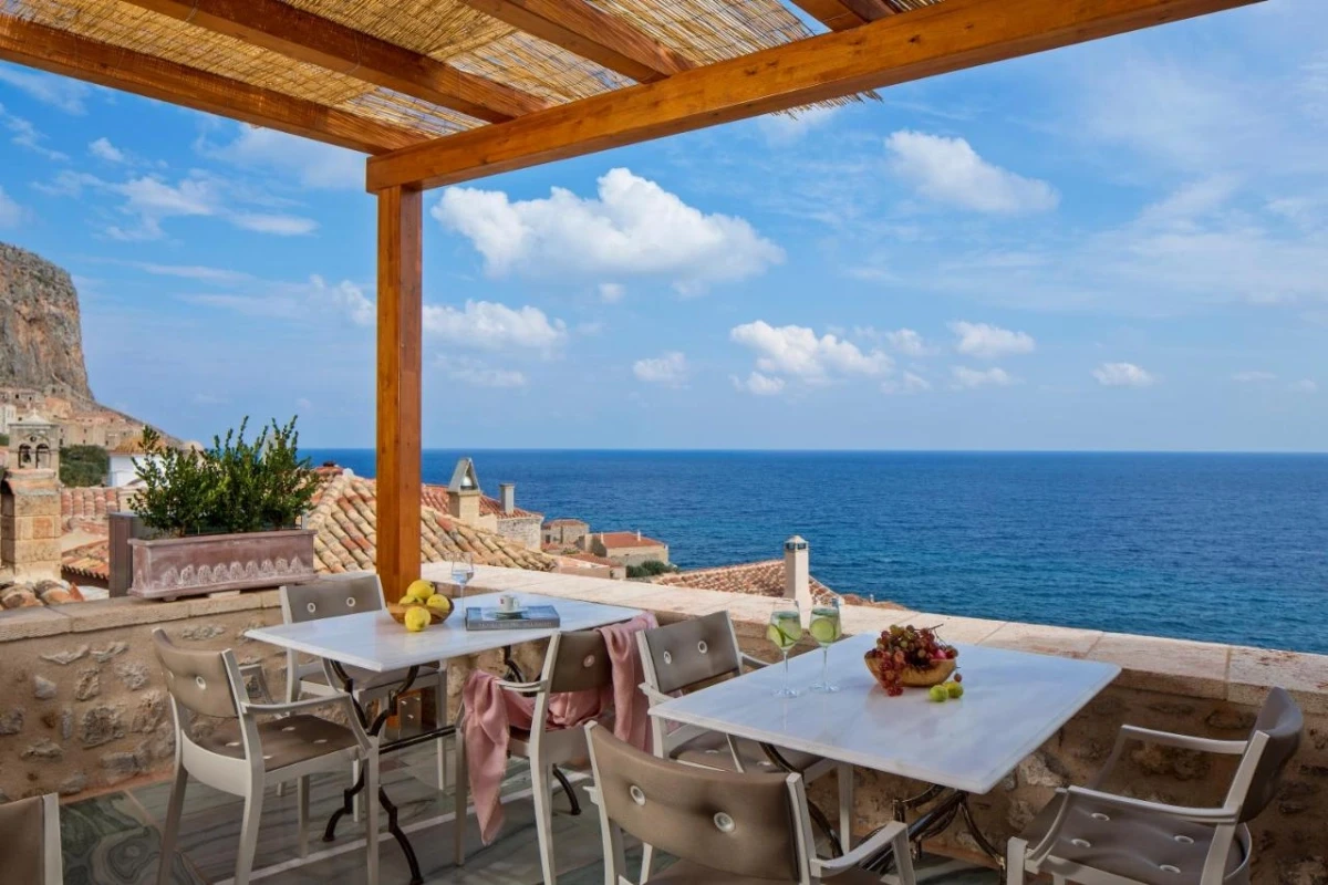 Moni Emvasis Luxury Suites